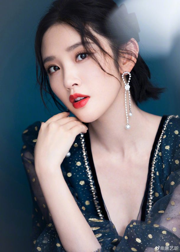 �������������Ͽ�ǿ�飬�ɷ���¶��ɫ���Ͼ����Ҷ���