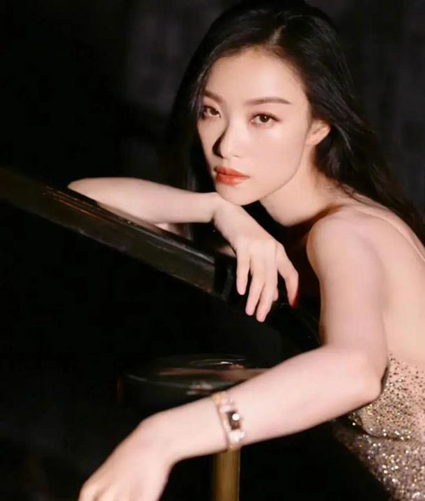 小说:村姑进城走上歪路,竟被三个货车司机合资包养,沦为玩物 小说:村姑进城走上歪路,竟被三个货车司机合资包养,沦为玩物