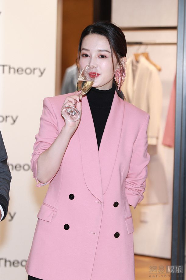 С˵�����������³���ĵճ�Ů���ظ���һ���£�������ʰ�Բ�����